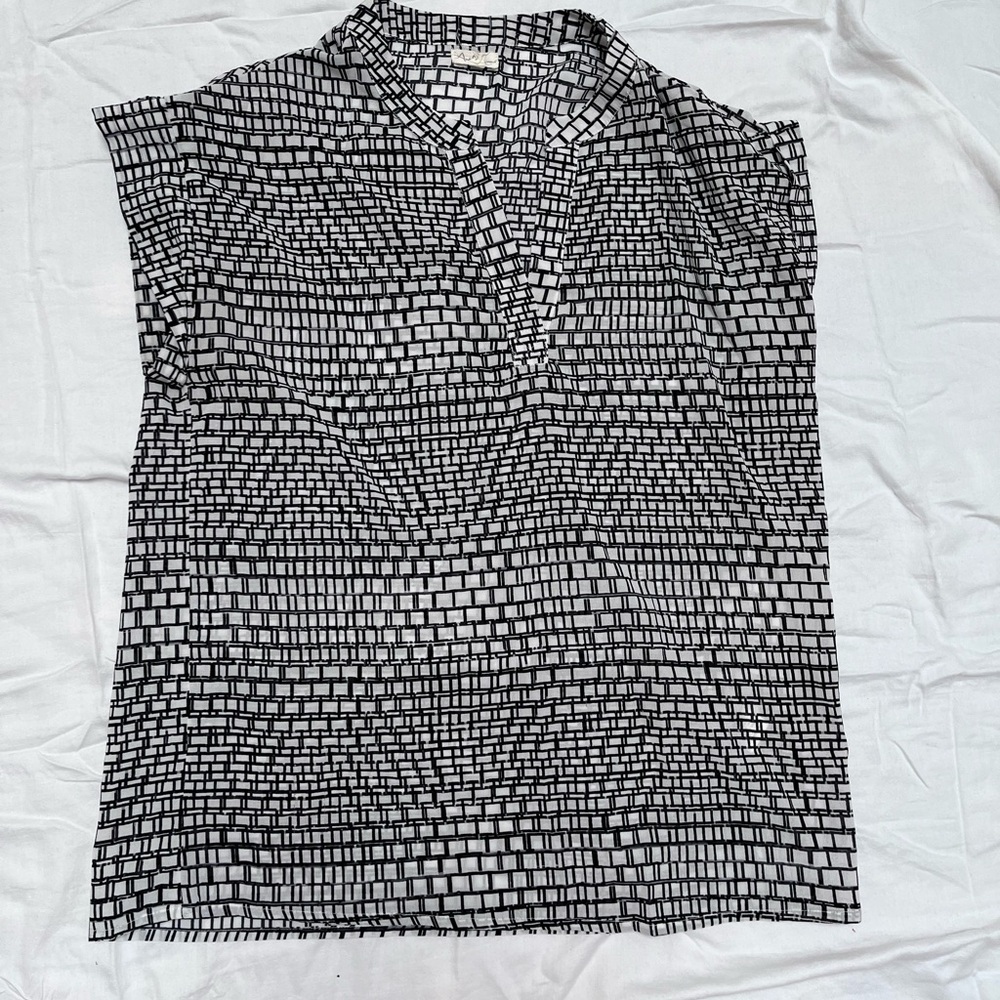 Sleeveless sheer split neck shirt